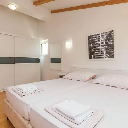 Beautiful In With Heated Swimming Pool Apartment